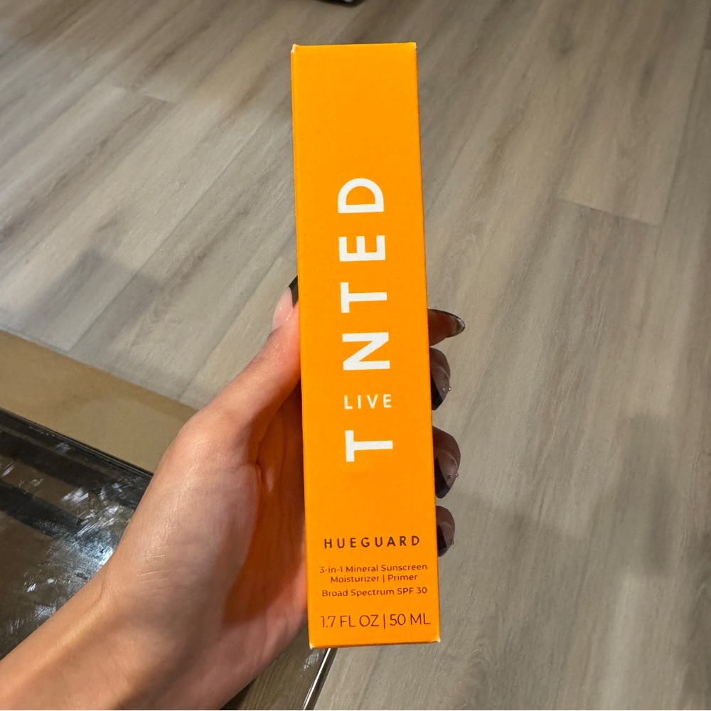 Live Tinted HUEGUARD 3-in-1 Mineral Sunscreen, Moisturizer, Primer SPF 30 - Picture 7 of 12